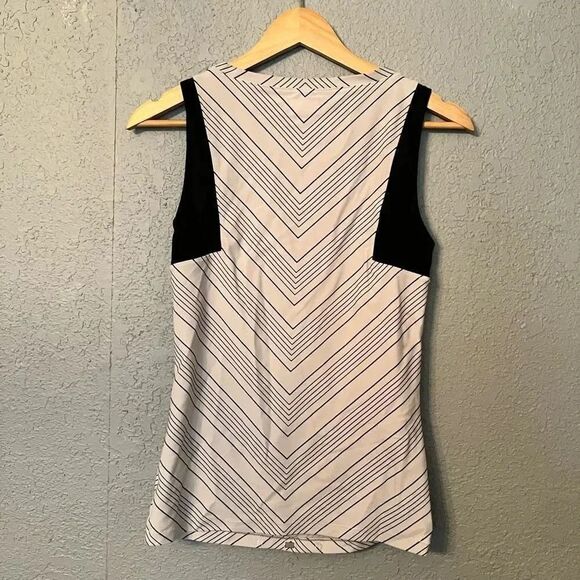 Athleta Swim Women’s Chevron Gray Rash guard Tank Size XS - Picture 4 of 4